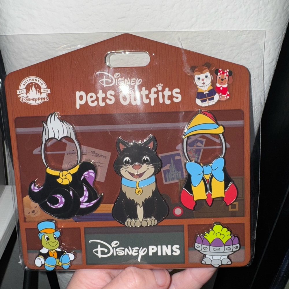Disney Pets Outfits Pin Set - Black and Yellow